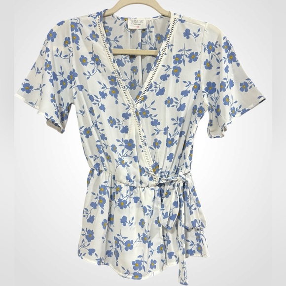 White blouse blue floral pattern by Sienna Sky lace trim short sleeves in XS - Picture 1 of 7